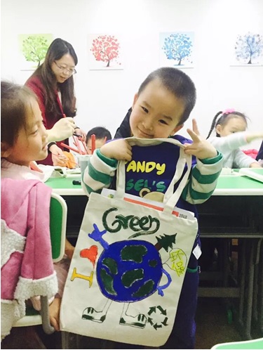 和自己的作品合影成就感滿滿